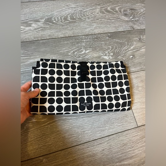 Kate Spade New York extra Large patterned Crossbody Diaper Bag With change mat - Picture 5 of 11